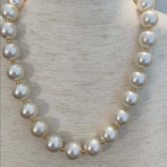 Faux pearl and gold bead necklace - Picture 3 of 5